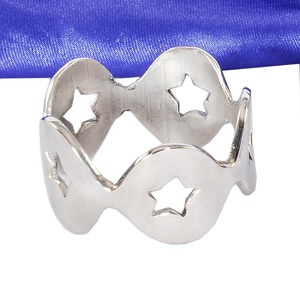 Anneaux de serviette ronds en laiton faits à la main décoration de table en métal argenté pour les mariages et les fêtes porte-serviettes en laiton stocké - Product Image 1