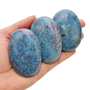 Blauw Ruby In Kynait Pamlstone Pocket Stone Maat
