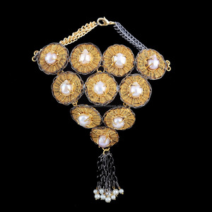 Collar largo con perlas con cable, joyería chapada en oro de 18k - Product Image 1