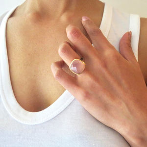 Anillo de piedra con bisel de cuarzo rosa al por mayor, joyería de Latón chapado en oro, anillos de compromiso redimensionables para regalo de fiesta de boda para niños - Product Image 1