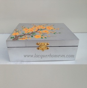 Caja tradicional de MDF con acabado blanqueador y pintura de flor de albaricoque - Product Image 1