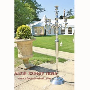 Candelabro Alto de Aluminio con Acabado Plateado, Portavelas de 5 Brazos, Hecho a Mano, Ecológico, Centro de Mesa para Bodas y Hogar - Product Image 1