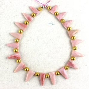 Cuentas de piedras preciosas Briolette de ópalo Rosa Natural con forma de triángulo facetado de la mejor calidad de grado AAA, venta al por mayor para la fabricación de joyas - Product Image 3
