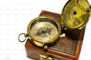 Brújula Antigua de Latón, 2 Náuticas, Artículo de Decoración para el Hogar, Grabado Único, Caja de Madera Incluida, Cita de Calvin, Artesanía, Actúa con Confianza - Product Image 2