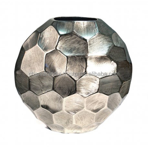Florero de aluminio fundido negro antiguo - Product Image 1