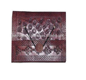 Vente en gros Fait à la main vintage en relief avec fermeture à bouton élastique cahier en cuir - Product Image 1