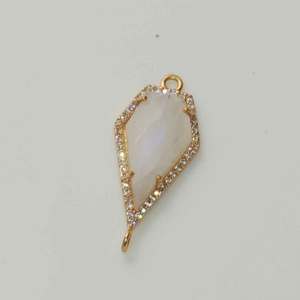 มูนสโตนสีรุ้ง 14x32 มม. อัญมณีเงินแท้ 925 ชุบทอง ประดับเพชร CZ ตัวเชื่อมสองห่วง ไฟสีฟ้าในมูนสโตนสีขาว - Product Image 1