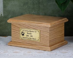 Urna de cremación grabada en madera con patas, urna de Mascota de madera, marco de fotos de madera, suministros funerarios, Brassworld, India - Product Image 4