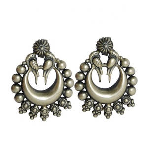 Pendientes de plata 925 chapados en plata con estilo del proveedor al por mayor Diseño de aro atractivo para mujeres Ajuste de bisel Regalos para fiestas - Product Image 1