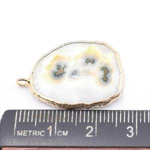 Pendentif en laiton en forme de poire plaqué or de 28 à 30 mm avec bélière pour la fabrication de bijoux, en quartz solaire - Product Image 4