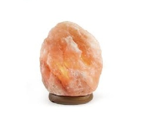 Sublimez votre espace avec la beauté naturelle d'une lampe en sel rose de l'Himalaya, sculptée à la main avec base en bois - Sian Enterprises - Product Image 1
