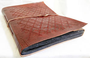 Journal en cuir à imprimé floral de taille classique B5 avec sangle Nouveau design Journal en cuir gaufré de fleurs - Product Image 4