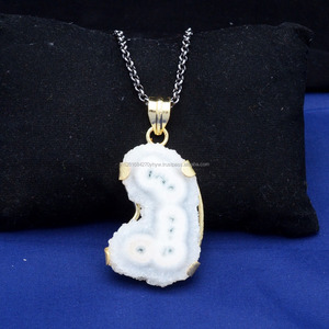 Collier à pendentif Druzy blanc en laiton plaqué or 14 carats incrusté de bijoux en cristal Boho Chic faits à la main pour collier de déclaration - Product Image 2