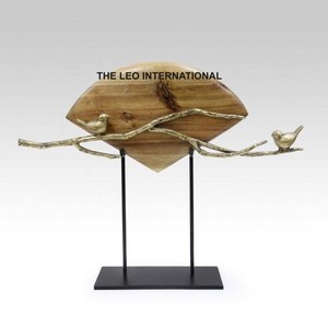 Sculpture en aluminium et bois, forme unique, plaquée or, style contemporain, accent décoratif pour la maison - Product Image 1