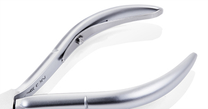 Nghia Export N-03 Pince à cuticules en acier inoxydable plaqué gris brillant avec verrouillage du manche et tailles de mâchoires de 12/14/16 mm - Product Image 4