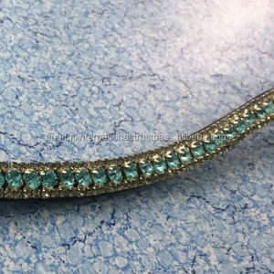 Bandeau de tête de cheval élégant à trois rangées de cristaux gris aqua avec fermeture à bouton-pression décorative - Product Image 1