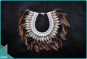 Collar Decorativo con Plumas Tribales sobre Soporte, Decoración para el Hogar, Diseño de Interiores - Product Image 2