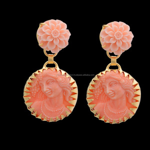 Boucles d'oreilles romantiques Vintage plaqué or pour femmes à la mode sculpté visage fleur goujon diamant perle pour les fêtes de mariage principalement en laiton - Product Image 1