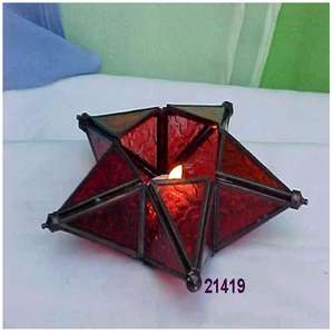 Petite Lanterne à Bougie Marocaine pour Décoration de Fête Forme d'Étoile Laiton Antique et Verre Rouge Photophore Votive - Product Image 1