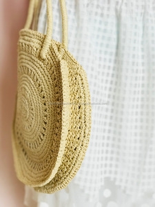 รอบสำหรับถุงกระดาษโครเชต์สีครีมที่มีสองสายทำด้วยมือและมีสไตล์ - Product Image 4