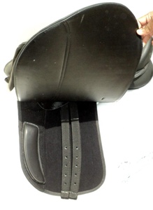 Selle anglaise synthétique de qualité supérieure la plus vendue pour l'équitation Selle de dressage en cuir à siège souple de qualité fine - Product Image 2
