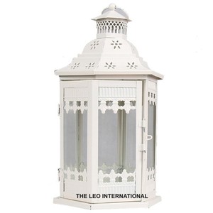 Farol Decorativo de Metal de Lujo con Detalles en Tono Blanco Brillante y Exhibición Colgante para Hogares Elegantes - Product Image 1
