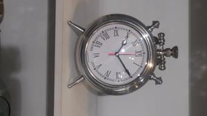 Reloj de Pared de Cuarzo de Tamaño Mediano con Forma Ovalada, Hecho de Acero con Acabado Pulido Espejo, Decoración para el Hogar, Tipo Mesa - Product Image 3