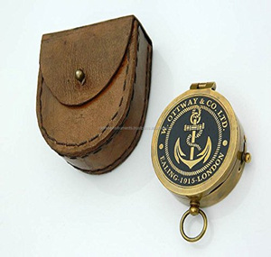 Boussole nautique entièrement fonctionnelle en laiton gravé avec étui en cuir personnalisé Guide de navigation vintage pour la randonnée, le camping - Product Image 1