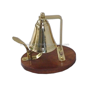 Cloche de Noël en laiton poli avec base en bois Fourniture décorative élégante pour la saison des fêtes - Product Image 1