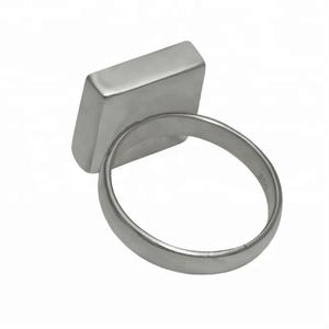 Bague en ruthénium noir de forme carrée, faite à la main, vente en gros de bijoux en métal précieux sans pierres Fabricant CASA DE PLATA - Product Image 4