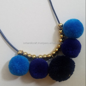   Magie artisanale NOUVEAU! Collier Azul Pom Pom - / Collier doux et moelleux / Pompom / Collier amusant / Collier coloré / Cadeau - Product Image 1