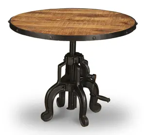 工业高高的铸铁曲轴表与再生木材，曲柄桌面底座