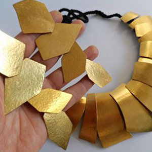 Gargantilla chapada en oro hecha a mano a la moda, collar para mujer, diseño geométrico, boda, fiesta, compromiso, materiales principales, cadena de latón plateado - Product Image 2