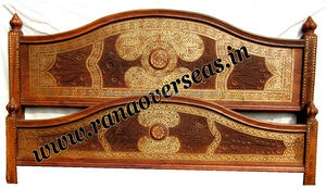 Lit double moderne en bois avec incrustation en laiton et design sculpté pour le salon et la chambre à coucher à la maison - Product Image 3