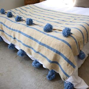 Nouvelle saison printemps/automne Pom Pom couverture tricotée 100% laine Portable portable maison et voyage utiliser tissé à la main au Maroc - Product Image 1