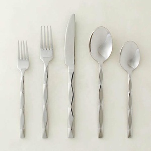 Chauffe-buffet en acier inoxydable à poignée torsadée carrée Couverts européens au design unique des ensembles de couverts - Product Image 2