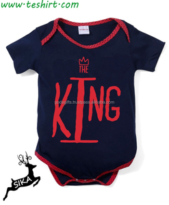 Body de Algodón Suave para Bebé Niño, Gris, Manga Corta, con Estampado de Esmoquin Negro y Lazo Rojo, Cierre a Presión - Product Image 4