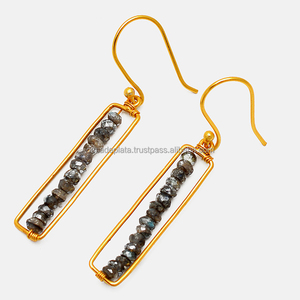 Boucles d'oreilles en perles de labradorite Boucles d'oreilles en argent sterling 925 avec boucles d'oreilles plaquées or à la mode pour femmes. - Product Image 1