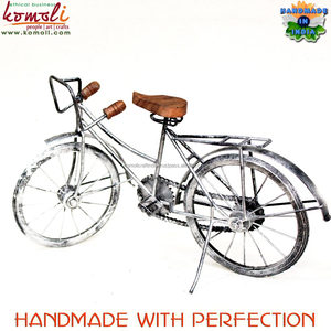 โมเดลจักรยานวินเทจทำมือจากเหล็กดัดสีเงิน สำหรับตกแต่งบ้าน ของประดับบนโต๊ะ และไอเดียของขวัญสุดพิเศษ - Product Image 3