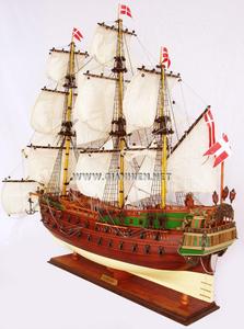 Maquette de bateau en bois NORSKE-Fabriqué en vert jaune clair et bois naturel pour la décoration de la maison - Product Image 3