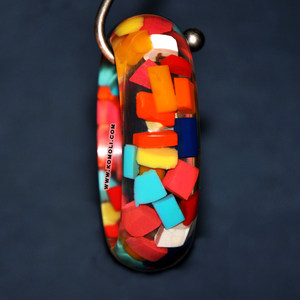 Pulseras y brazaletes de resina con chips coloridos, color blanco - Product Image 3