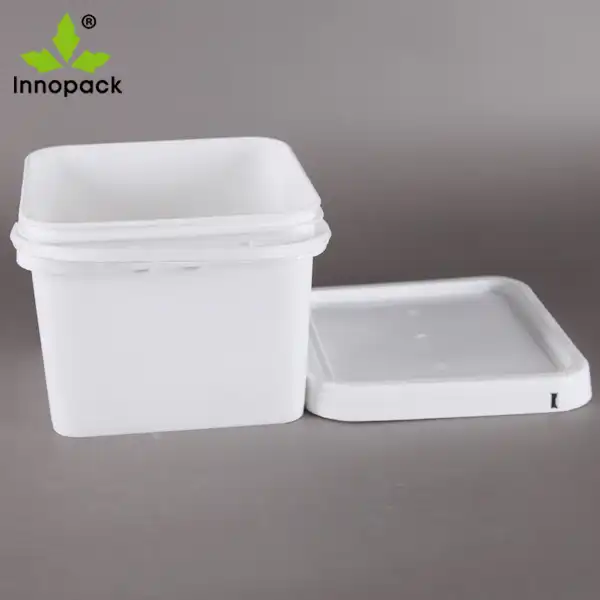 2 l white square plastic buckets