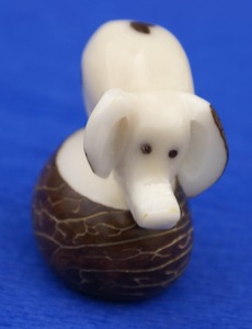 รูปปั้นถั่วรูปหมูหมูหมูแกะสลักด้วยมือสไตล์ทะเลงานฝีมือศิลปะงาช้างงานฝีมือธรรมชาติจากเอกวาดอร์ - Product Image 3