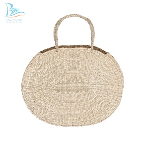 Sac de mode en paille naturelle fait à la main, jonc de mer ovale avec décoration à pompon, fermeture ouverte à deux poignées directe du Vietnam - Product Image 1