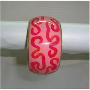 กำไลทองเหลืองเคลือบสีชมพูดีไซน์ทันสมัย - Product Image 1