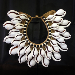 Collar antiguo Tribal de pie para decoración de sala de estar, carcasa de ovulla tejida a mano, diseño de arte Irian Jaya - Product Image 1