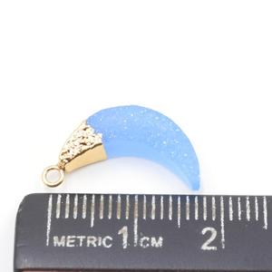 Druzy Azul de 16 a 18 mm con Argolla en Forma de Luna, Chapado en Oro, para la Fabricación de Joyas - Product Image 2