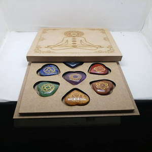 Conjunto de grabado de corazón de Chakra de piedras preciosas con caja de regalo de madera de Buda DE LA India - Product Image 1