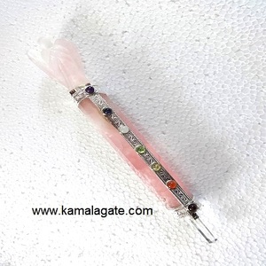 Vente en gros de baguettes spirituelles en quartz rose pour chakra, ange sculpté sur le dessus - Product Image 1