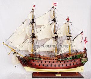 Maquette de bateau en bois NORSKE-Fabriqué en vert jaune clair et bois naturel pour la décoration de la maison - Product Image 4